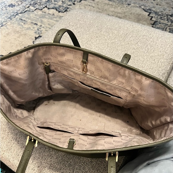 Michael Kors Jet Set Saffiano Bag - Picture 3 of 4